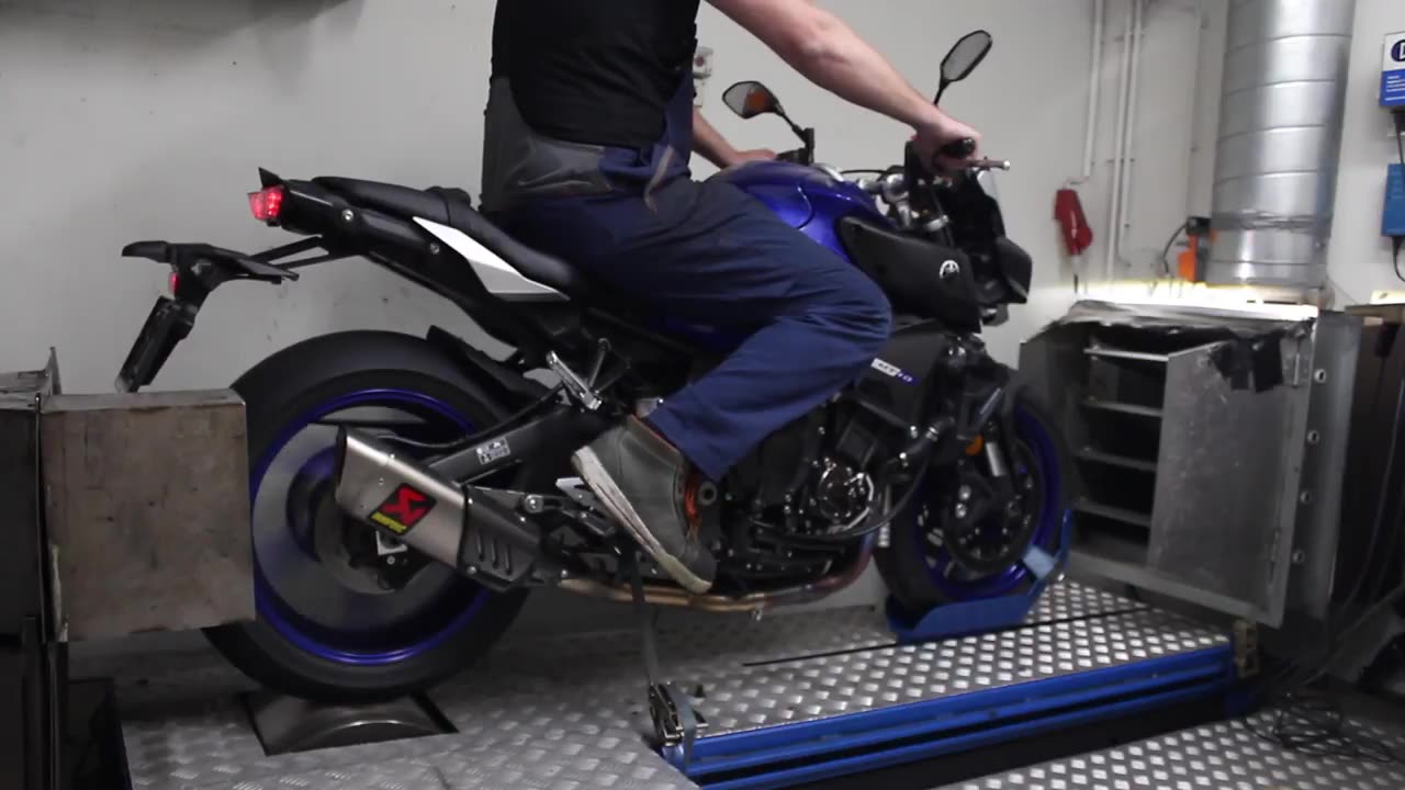 Op de testbank_ Yamaha MT 10 + Akrapovic + Scorpion linkpijp