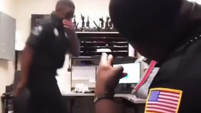 Polícia Dançando Videos images Shine