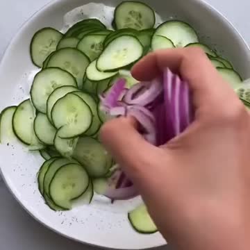 Keto Gurkensalat (German cucumber salad) 😋