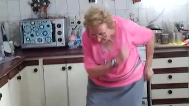 Abuela furor en. Facebook y YouTube bailando cumbia