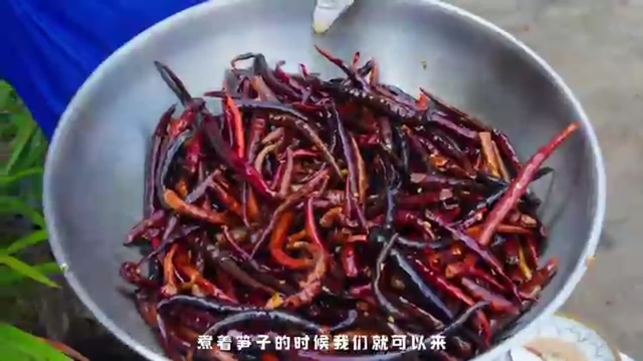 Make a pot of Baoshan-style stewed chili with pork trotters