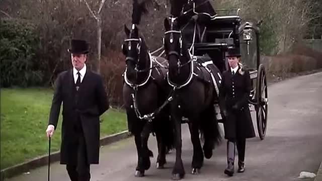 Director de funeraria inglesa resume la conspiración actual