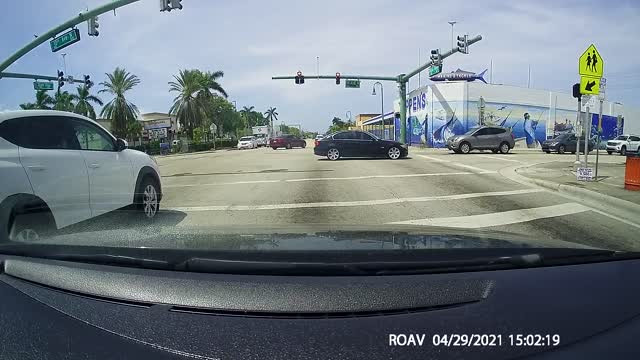 Red Light Runner Skims Truck and Keeps Driving