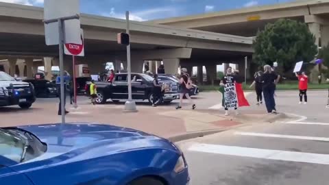 Texas police protect BLM road block