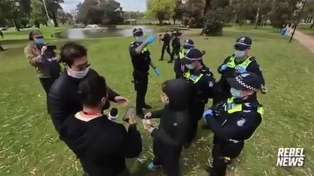 Avi taking the fight to the Stasi pricks of Victoria police. They are a DISGRACE 🤬🤬🤬