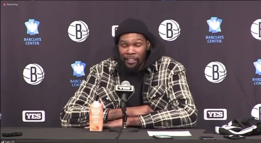 Kevin Durant calls for NYC mayor to 'figure out' his vaccine policy.