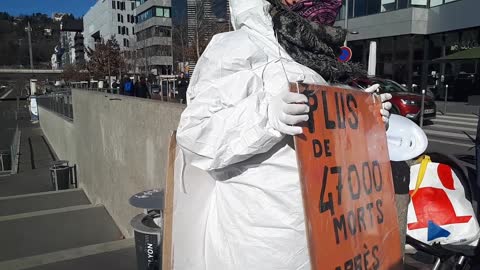 Les MAsques BLancs Lyon Action Pancartes Centre Commercial Confluence le 5 février 2022