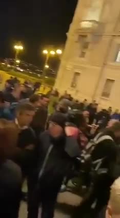 LA PIAZZA E' PIENA MA LA WEBCAM NON VEDE