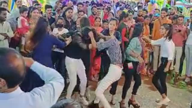 girls fighting in mela