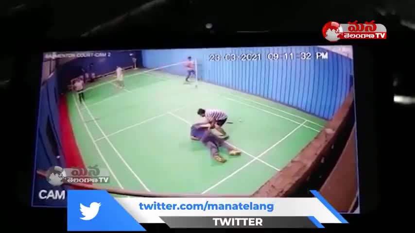 [Killing the vaxxed before 2030] Ganapavaram CI Collapses to Death While Playing Badminton