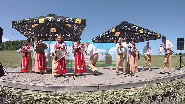 Ой на горі баби жнуть!