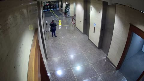 8003FCOB01ElevatorLobby_2021-01-06_17h20min01s190ms.mp4