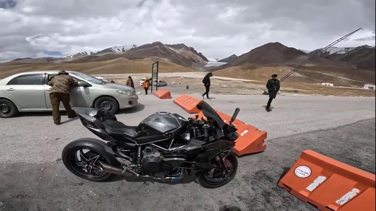 WORLDS FASTEST HYPERBIKE AT THE WORLDS HIGHEST INTERNATIONAL BORDER CROSSING KAWASAKI H2r