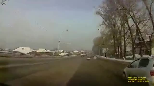 He was offended that he was overtaken and arranged a kneading on the oncoming lane...