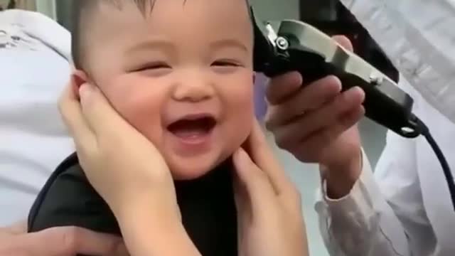 ADORABLE BABY’S HEARTWARMING REACTION TO HAIR CUT