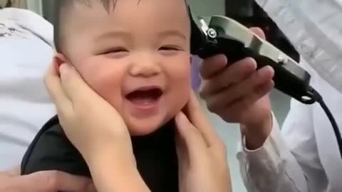 ADORABLE BABY’S HEARTWARMING REACTION TO HAIR CUT