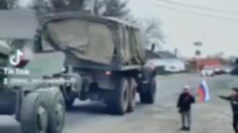 Děti pozdravují ruskou armádu jedoucí osvobodit Donbas