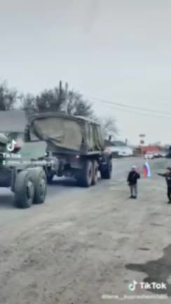 Děti pozdravují ruskou armádu jedoucí osvobodit Donbas