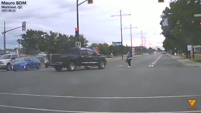 Driver almost hits pedestrian 2021.06.22 — Montreal, QC