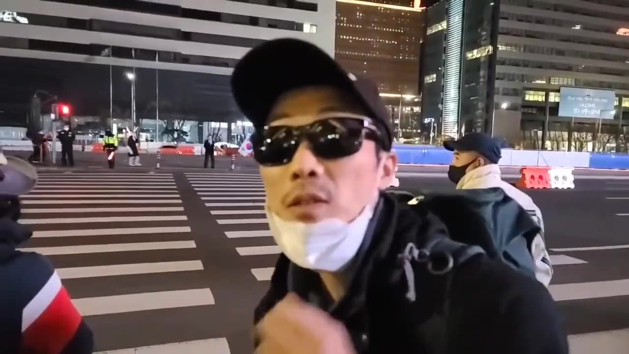 20210304_V3_S02(d5HhxJ3FC3w)공짜는 문땡땡이만! 베낭을 멘 청년이