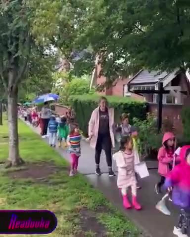 Έβαλαν μαθητές δημοτικού να κάνουν «παρέλαση υπερηφάνειας»!!