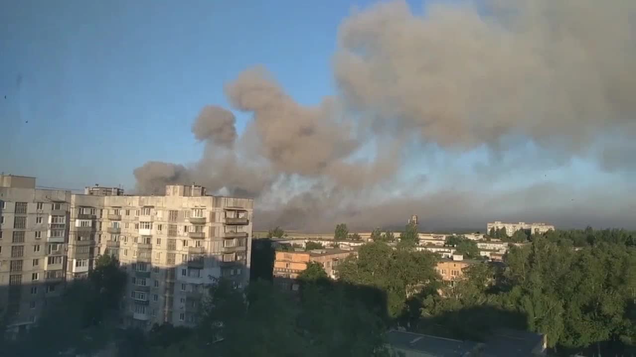 Le coton gracieux est descendu sur le Shakhtarsk occupé: le dépôt de munitions de l'armée russe exp