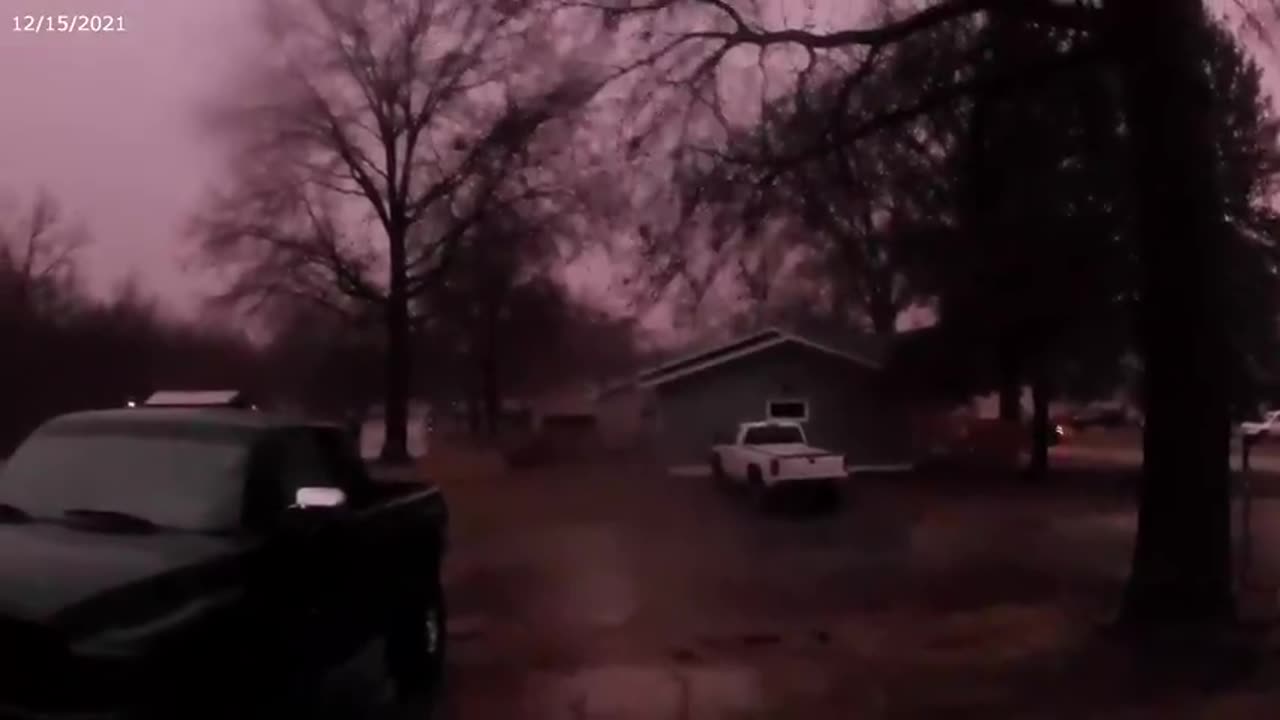 Iowa Storm - Watch how dark it gets! Watch till the end