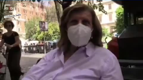 A Roma in tanti in giro ancora con la mascherina