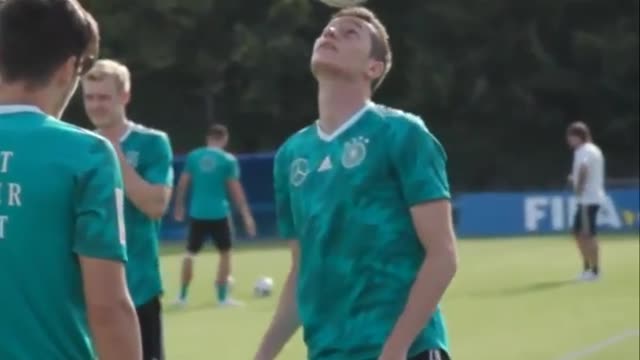 FUSSBALL-WM 2018_ DFB-Training_ Hier zeigt Mesut Özil einen klasse Trick