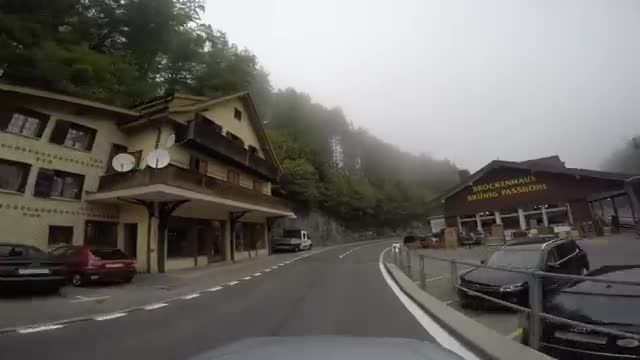 Conduire dans les villages est amusant et touristique