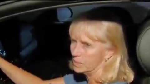 世界の終わりについての緊急放送をテレビで見た人もいました。