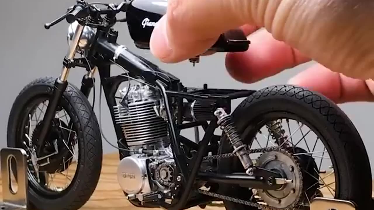 Building 1/12 scale model of Yamaha SR400