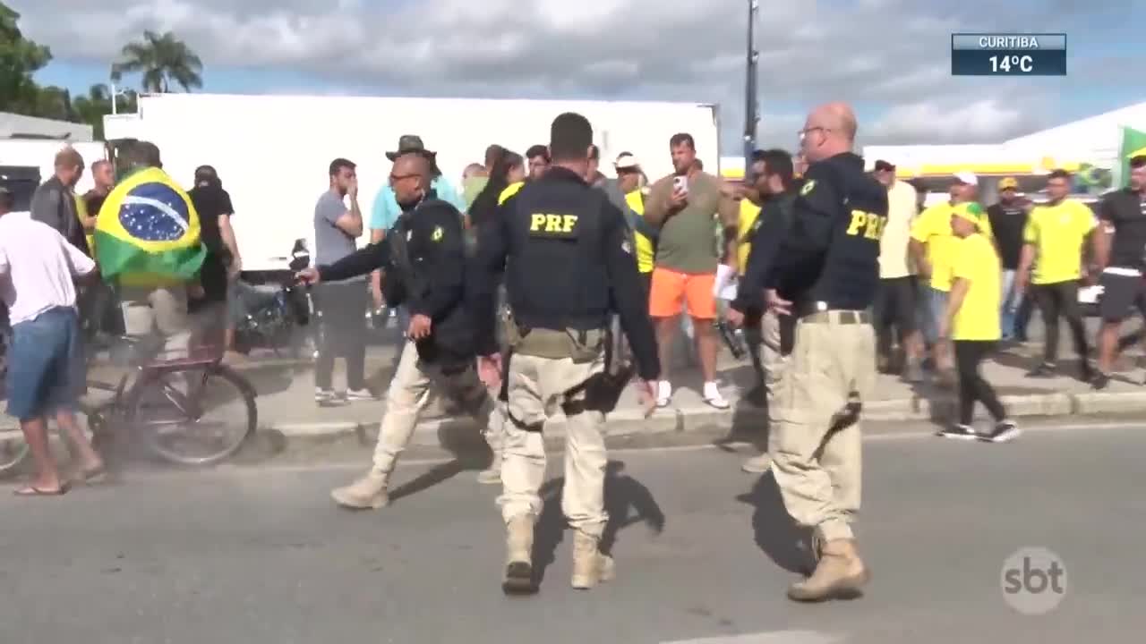 Manifestantes bolsonaristas atacam viaturas no Pará | SBT Brasil (07/11/22)