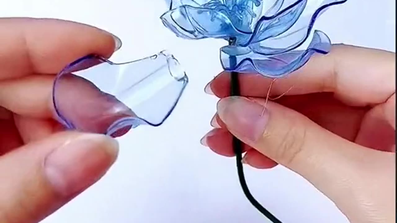 How to make a flower with the plastic bottle