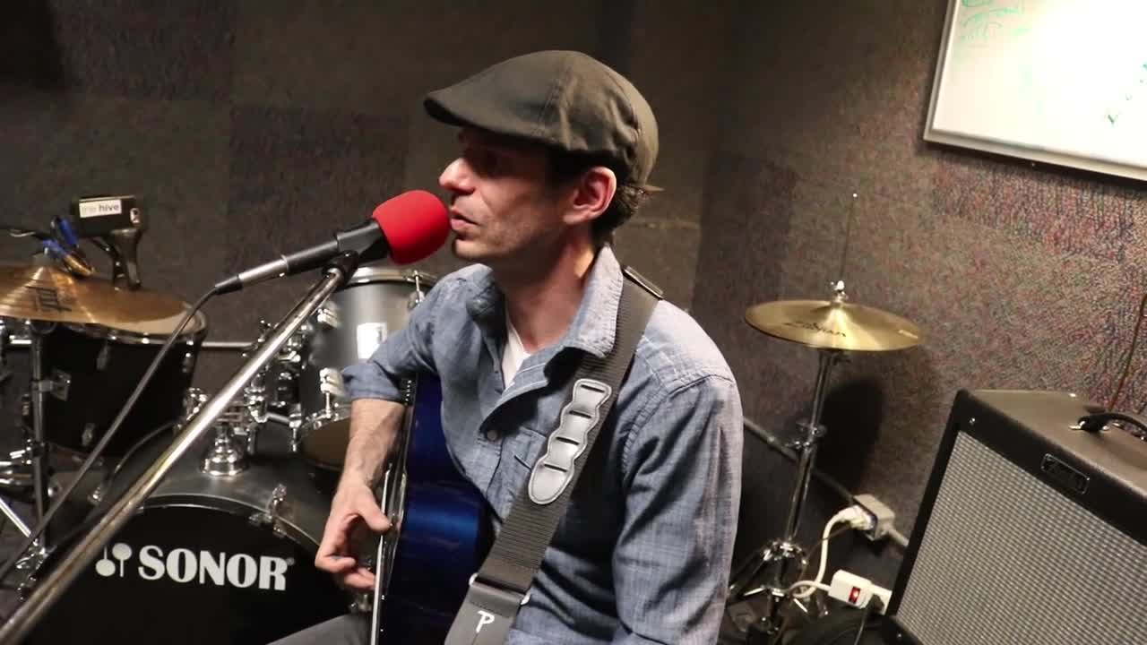 Mano Elia - A song about the side effects of lies - #singersongwriter #acoustic #nahkobear