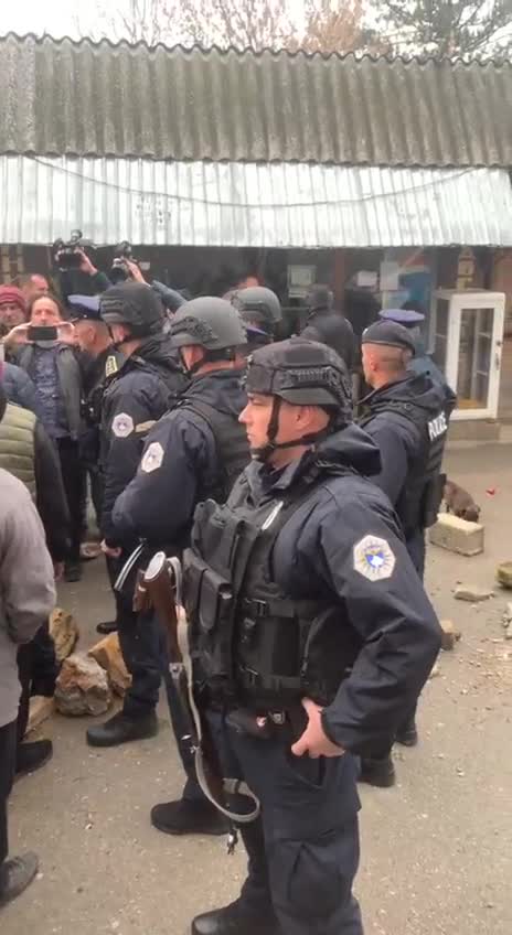Policia e Kosovës përballë mbajtësve të barrikadave
