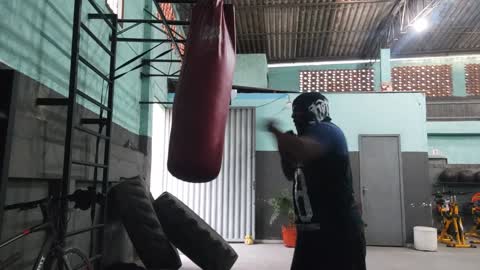 BATENDO NO SACO DE BOXE