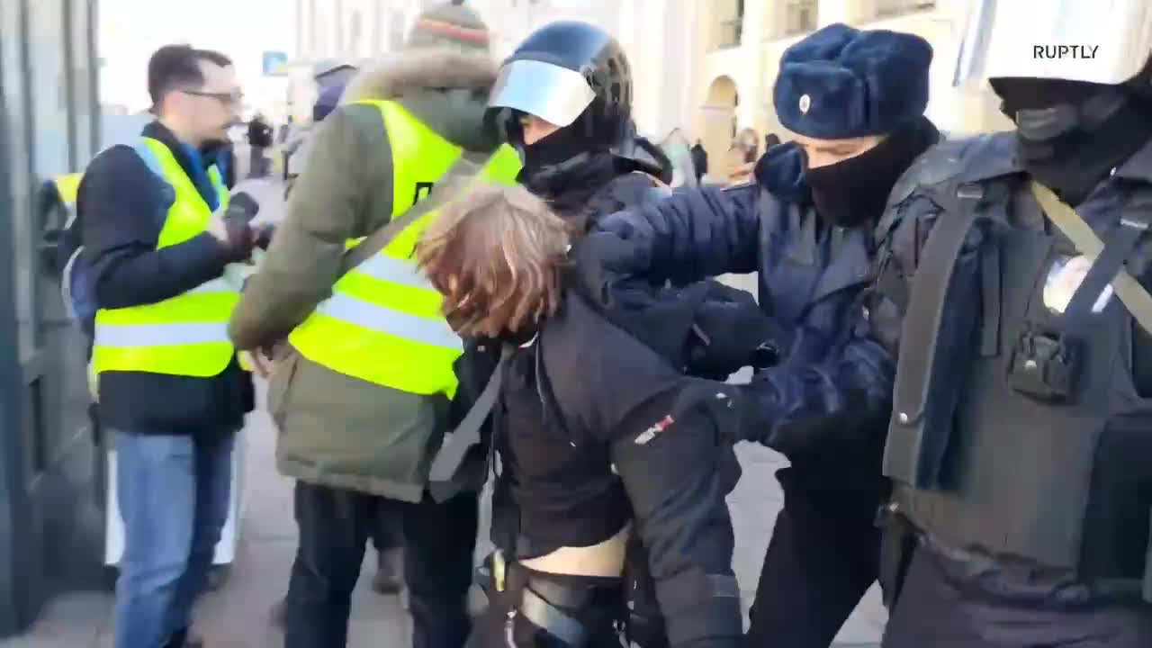 Russian Anti-War Protestors abused by local police in Moscow and St Petersburg