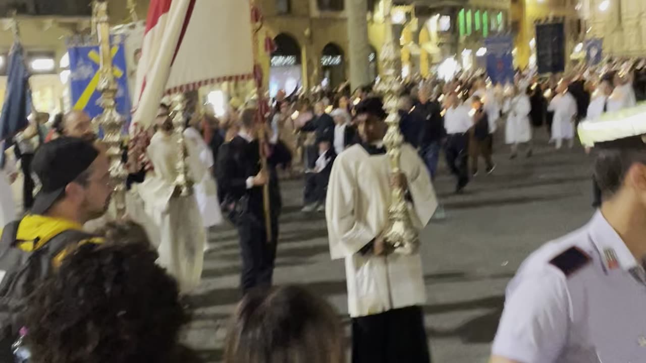 Florence is orderly. A religious event such as this one could never happen in NYC without chaos!