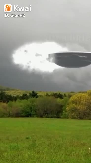 UFO ENTERS A SECRET PORTAL IN AREA 51 WATCH THE VIDEO AND SHARE