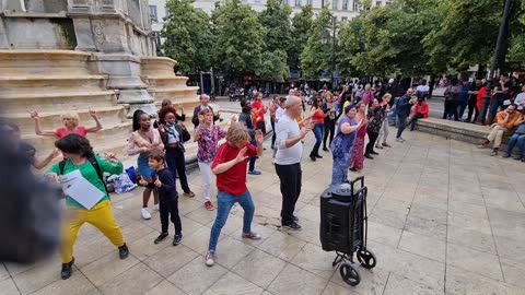 Les Masques Blancs à Paris le 26 juin dansent sur HK et Jerusalema