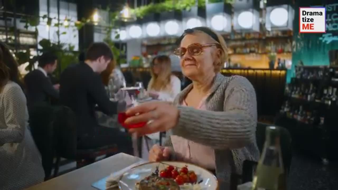 OLD_LADY_ISN%E2%80%99T_LET_TO_RESTAURANT__