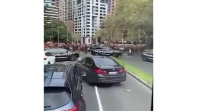 Construction workers have police on the run in Melbourne