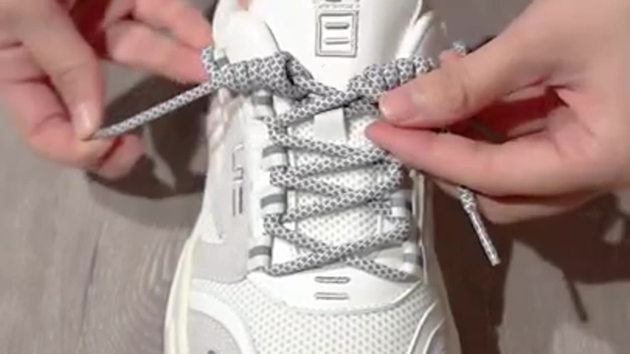 How to tie your shoelaces Shoelace Style...