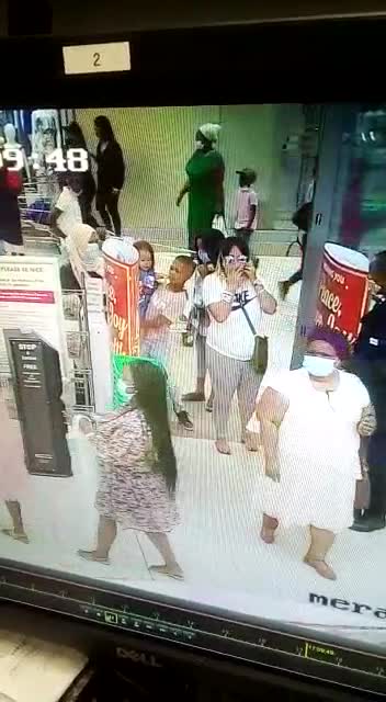 Woman using children to pickpocket a shopper