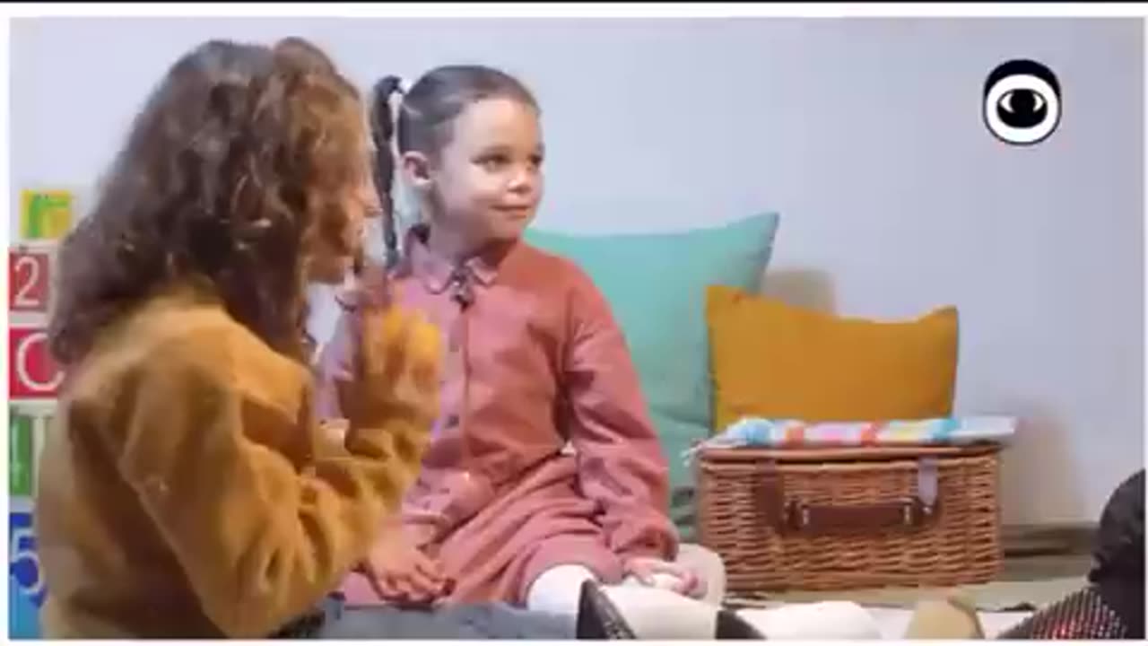 DRAG KING INTENTA ADOCTRINAR A NIÑA EN LA IDEOLOGIA DE GENERO DICIENDO QUE ES UNA MUJER PERO LA NIÑA NO SE DEJA ADOTRINAR Y LE RESPONDE QUE EL SI ES UN HOMBRE