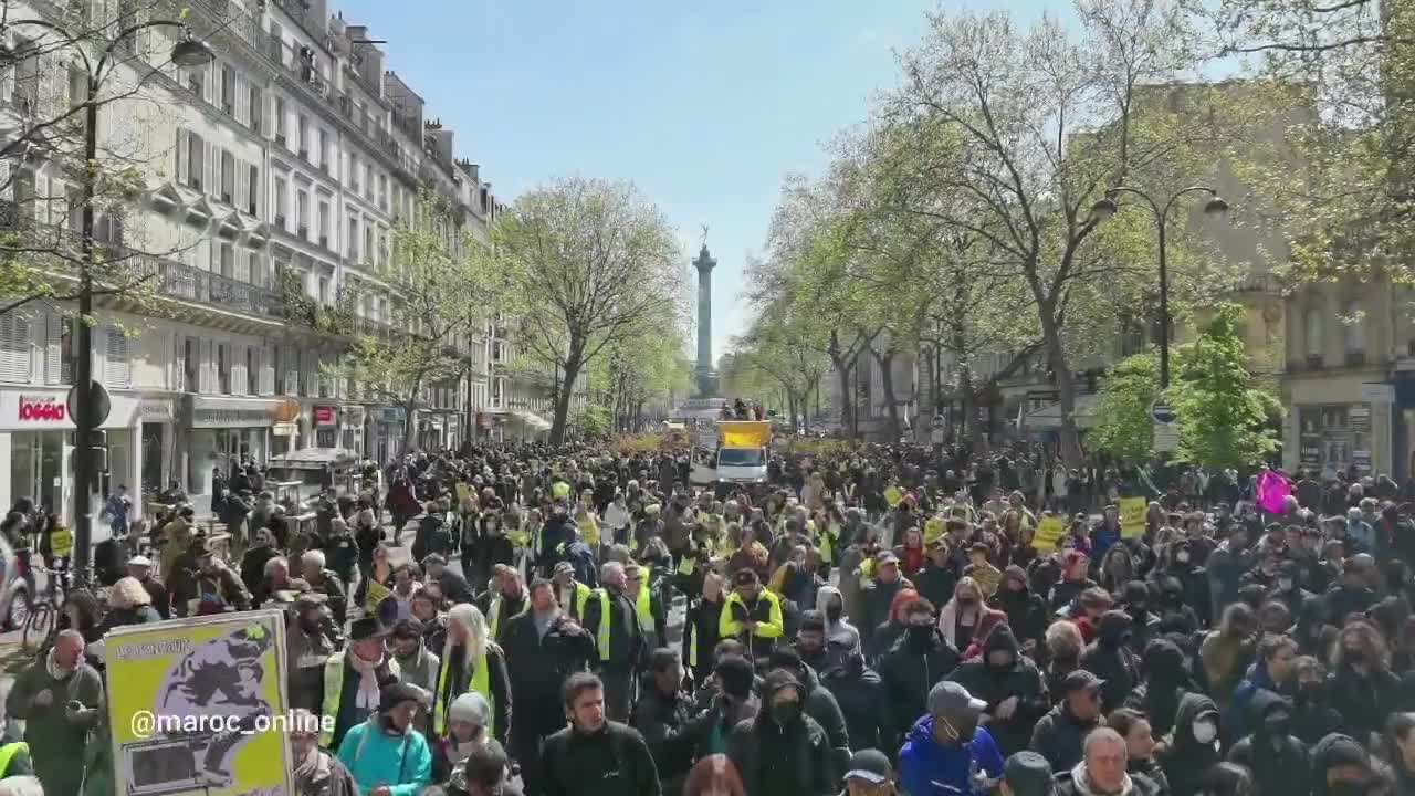 Yellow Vests and Everyday Parisians March Against Macron on the Eve of the Election