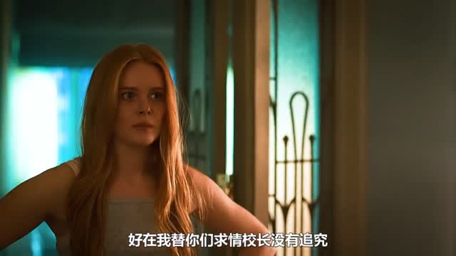The father demolished the daughter's door, and the girl burned the whole room at night!9