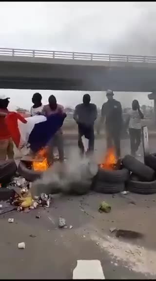 French flags burned in Senegal