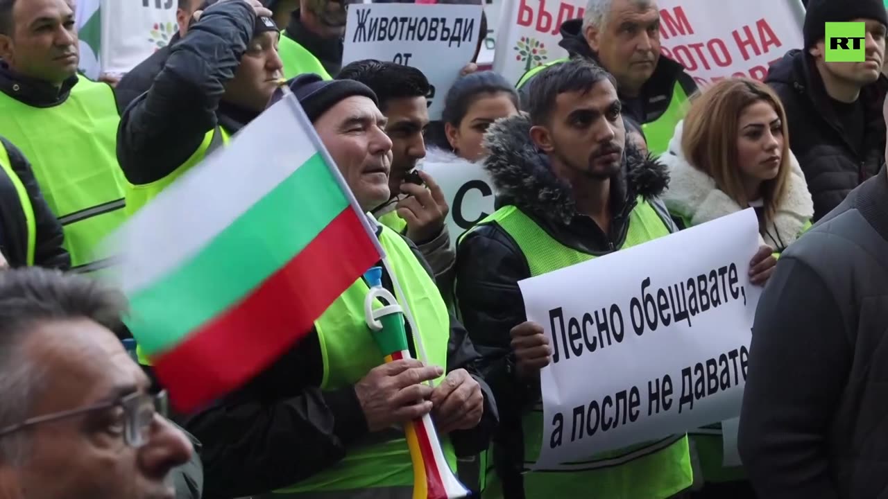 Angry Bulgarian farmers burn hay to protest govt's 'total failure'